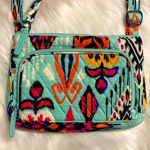 Vera Bradley Handbags - NEVER WORN Vera Bradley crossbody